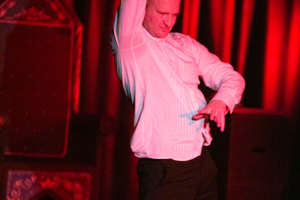 16-striptease-438CF27AD-FD27-EBEC-3A67-142ECD0016D9.jpg