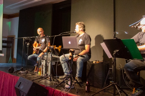 mitsing-konzert11DE214196-B4BF-9B43-880B-A387F0F1C9CE.jpg