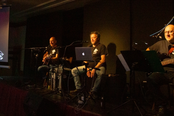 mitsing-konzert91A6066A9-2E63-BD68-00DE-3BB623F84876.jpg